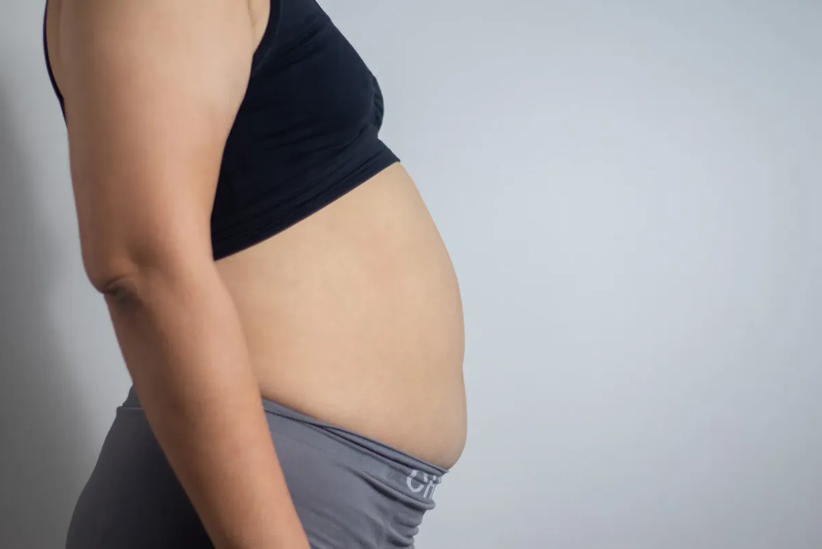 Ventre d'une femme mesuré avec un mètre ruban