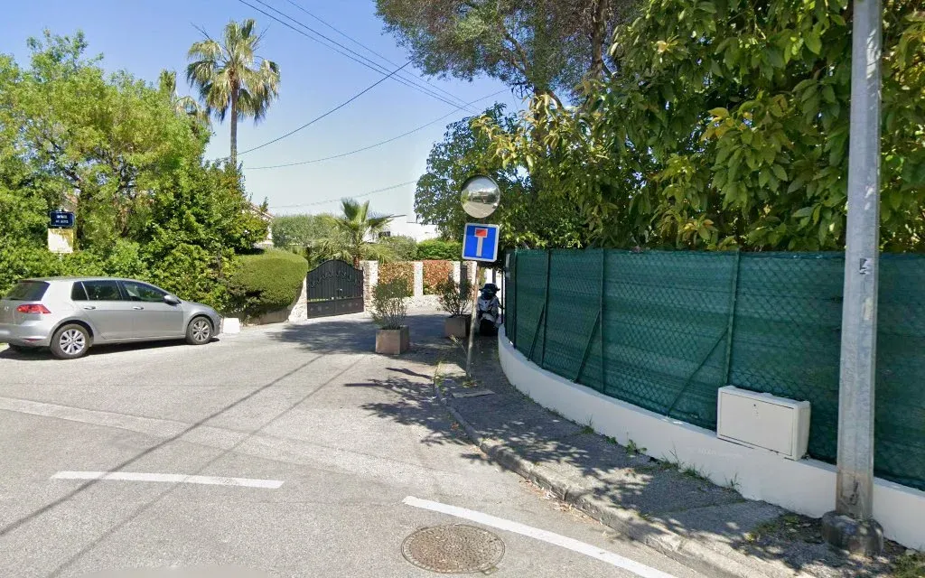 L'entrée de l'impasse des Aloès à Antibes, vue depuis l'avenue des Aloès, avec le panneau de voie sans issue