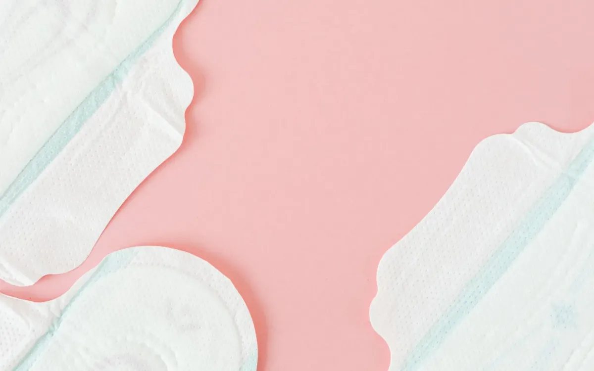 Des serviettes hygiéniques blanches sur un fond rose pastel
