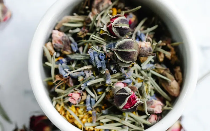 Bol de fleurs séchées mêlant lavande et boutons de rose, matières premières de l'aromathérapie